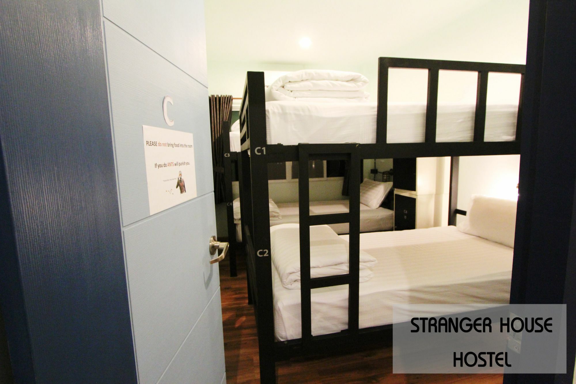 Stranger House Hostel Чиангмай Екстериор снимка