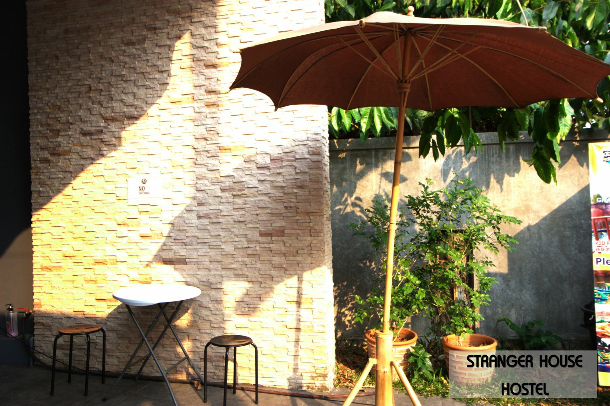 Stranger House Hostel Чиангмай Екстериор снимка