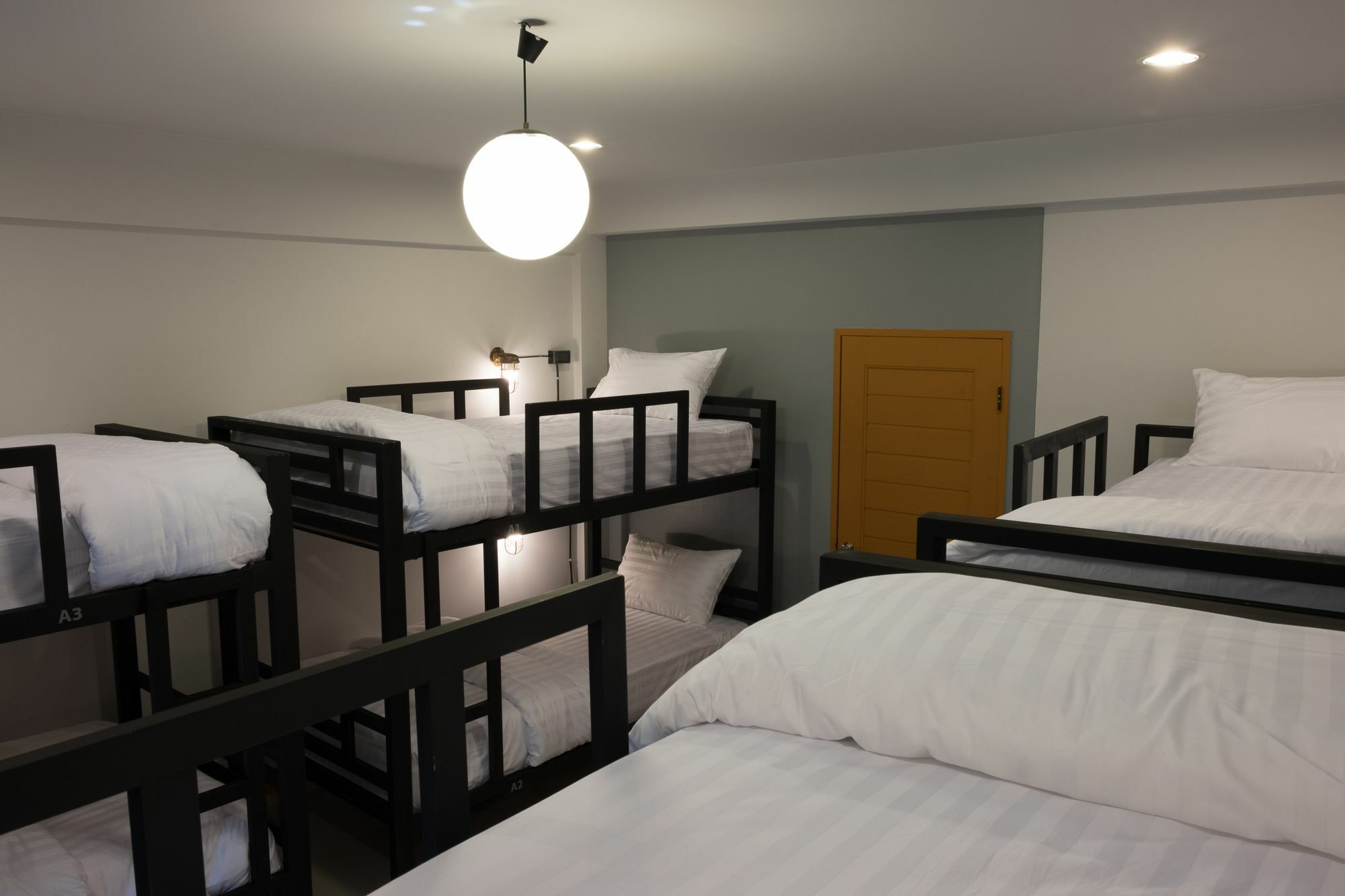 Stranger House Hostel Чиангмай Екстериор снимка