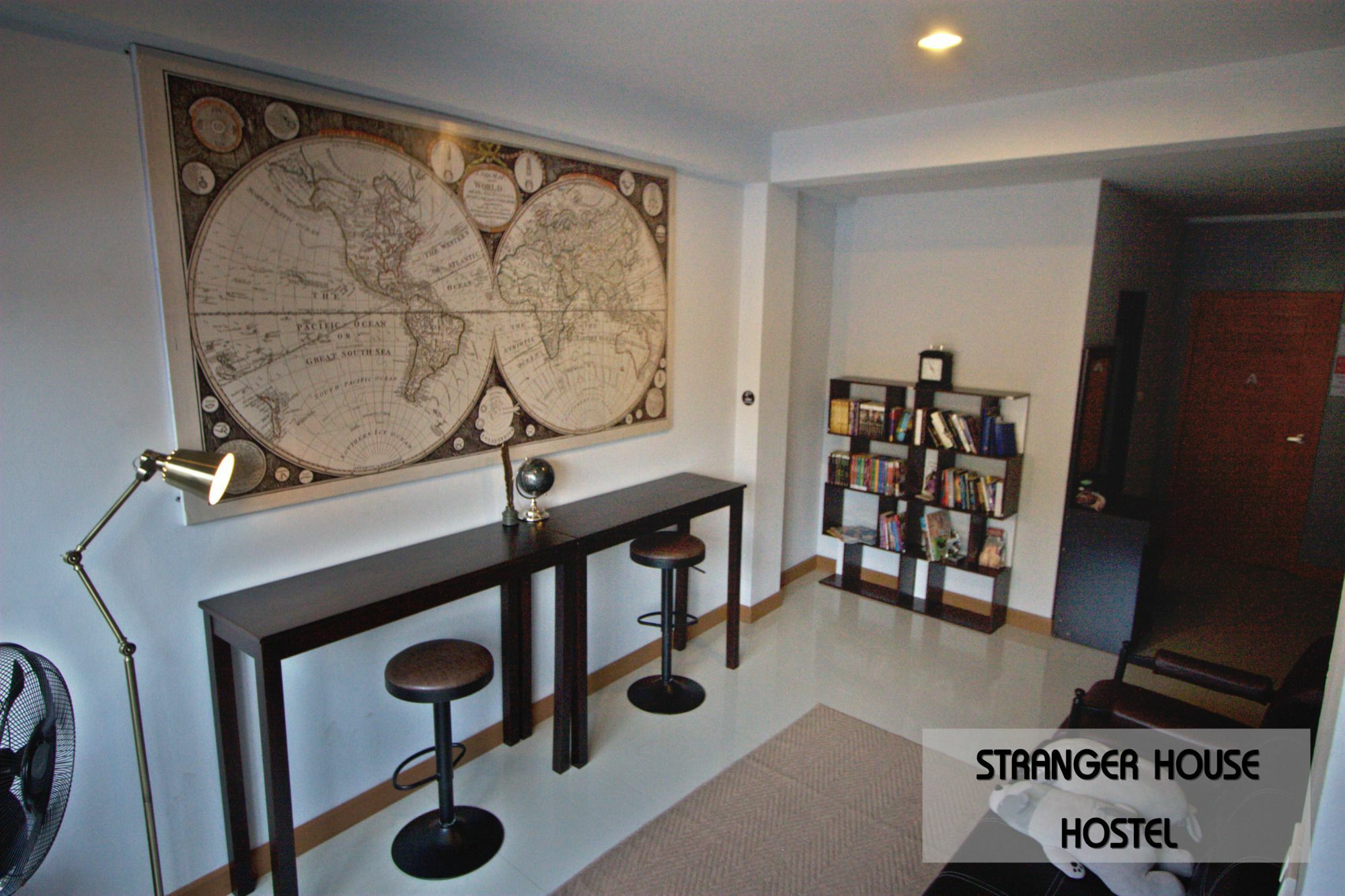 Stranger House Hostel Чиангмай Екстериор снимка