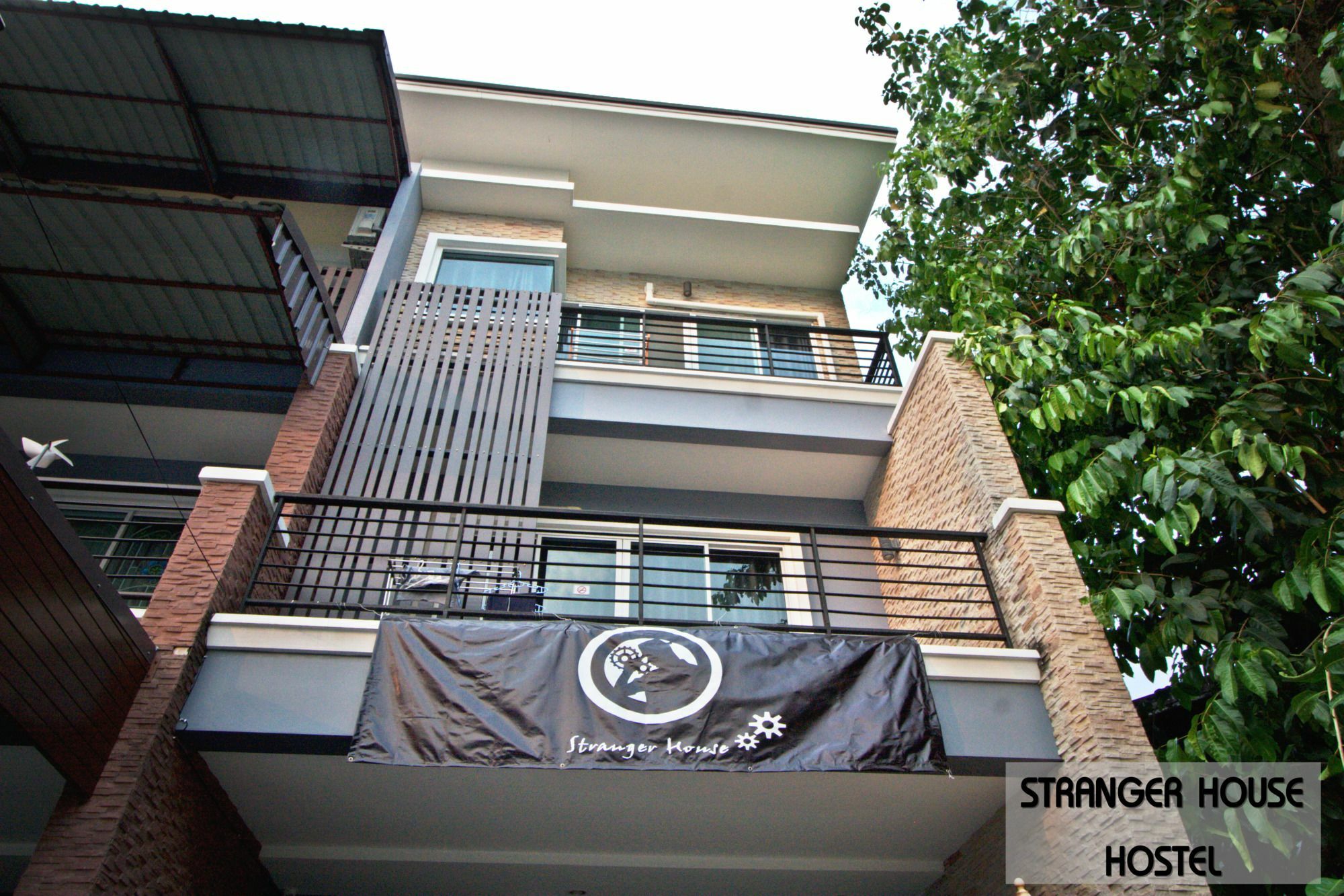 Stranger House Hostel Чиангмай Екстериор снимка